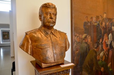 Sanat müzesindeki bir adamın heykeli.