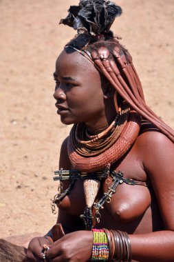 Khorixas, Namibya 09 Ekim 2014: Himba kabilesinden kimliği belirsiz bir kadın. Himba, Güney-Batı Afrika 'nın Kunene bölgesinde, Kuzey Namibya' da yaşayan yerli halktır. 
