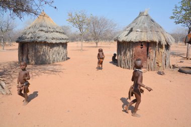 Khorixas, Namibya 09 Ekim 2014: Himba Evi. Himba, Güney-Batı Afrika 'nın Kunene bölgesinde, Kuzey Namibya' da yaşayan yerli halktır. 