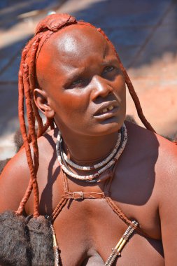 Swakopmund, Namibya 09 Ekim 2014: Himba kabilesi gelen kimliği belirsiz bir kadın. Himba çoğu Kuzey Namibya Güneybatı Afrika'da üzerinde 09 Ekim 2014: Kunene bölgesinde yaşayan yerli halkların 