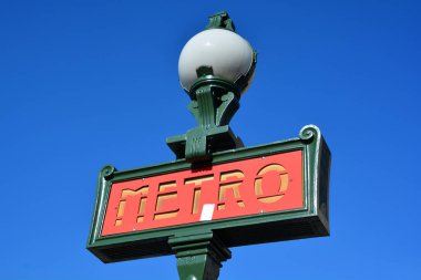 Paris Fransa 15 Ekim 2014: Metropolitain yeraltı demiryolu sisteminin klasik metro giriş tabelası. Metro her yıl milyonlarca yerli ve turist taşır.. 