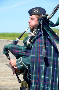 Halifax Nova Scotia 5 Haziran: Kanada 'nın Halifax kentindeki bir Ulusal Tarih Alanı olan Citadel Hill' de gayda çalan Kanadalı asker. Nova Scotia, Kanada, 5 Haziran 2014