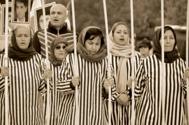 Paris Fransa 12 Ekim: İran 'da şiddet içeren hapisle ilgili protesto. 12 Ekim 2013 'te Paris Fransa' da. İran radikal ve şiddetli bir cihat rejimi..