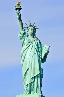 NEW YORK ABD 27 Ekim 2013: New York, New York 'ta Özgürlük Heykeli, 27 Ekim 2013. Özgürlük Anıtı, 1886 'da Fransa halkından Birleşik Devletler' e bir hediyeydi..