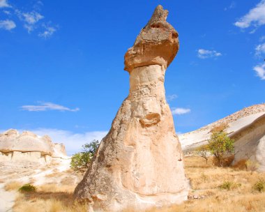Türkiye 'nin kapadokya' nın en bilinen özelliği muhtemelen kalbinde Goreme 'in peri bacaları ve çevresindeki köylerdir.