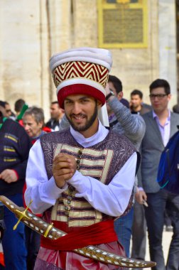 İSTANBUL TURKEY 02: Türkiye 'de Ekim 02' de İstanbul 'daki Aziz Sofya Müzesi önünde Osmanlı gibi giyinen adam