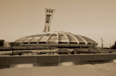 Montreal, Kanada - 3 Ocak 2013 Montreal Olimpiyat Stadyumu ve kulesi. Dünyanın en yüksek eğimli kulesi. Olimpiyat turu 175 metre uzunluğunda ve 45 derecelik açıyla yapılıyor.