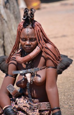 Khorixas, Namibya 09 Ekim 2014: Tanımlanamayan kadın Himba kabilesi. Himba, Güney-Batı Afrika 'nın Kunene bölgesinde, Kuzey Namibya' da yaşayan yerli halktır. 