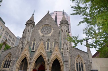 Montreal CANADA 07 16 2013: Montreal Anglikan Kilisesi KPMG ya da Place de la Cathedrale, 1987 yılında Montreal 'de tamamlanmış 34 katlı bir gökdelendir.