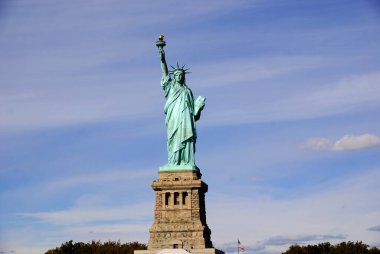 NEW YORK ABD 27 Ekim 2013: New York, New York 'ta Özgürlük Heykeli, 27 Ekim 2013. Özgürlük Anıtı, 1886 'da Fransa halkından Birleşik Devletler' e bir hediyeydi..