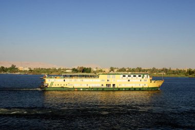 Aswan Mısır 25 Kasım: Mısır 'ın Aswan yakınlarındaki Nil nehri üzerindeki turizm teknesi, 25 Kasım 2010.Turizm Mısır' ın en önemli sektörlerinden biridir. 2008 yılında Mısır 'ı 12,8 milyondan fazla turist ziyaret etti