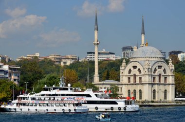 İSTANBUL TURKHey ECTOBER 3 Ekim 2013 tarihinde İstanbul, Türkiye 'de Ortakoy Camii önündeki tekne, resmi olarak Buyuk Mecidiye Camii (Sultan Abdulmecid Büyük İmparatorluk Camii).