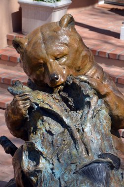 Santa FE, NM ABD 21 Nisan: Uyuyan Ayılar Heykeli, Santa Fe, NM: 21 Nisan 2014 tarihinde Santa Fe, NM. Sanat eserleri şehrin güzelliğinin ve ruhunun ayrılmaz bir parçasıdır.;