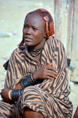 Swakopmund, Namibya 09 Ekim 2014: Himba kabilesi gelen kimliği belirsiz bir kadın. Himba çoğu Kuzey Namibya Güneybatı Afrika'da üzerinde 09 Ekim 2014: Kunene bölgesinde yaşayan yerli halkların 