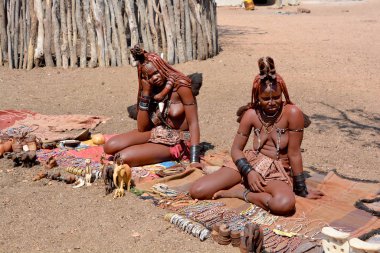 Khorixas, Namibya 09 Ekim 2014: Himba kabilesinden kimliği belirsiz bir kadın. Himba, Güney-Batı Afrika 'nın Kunene bölgesinde, Kuzey Namibya' da yaşayan yerli halktır.