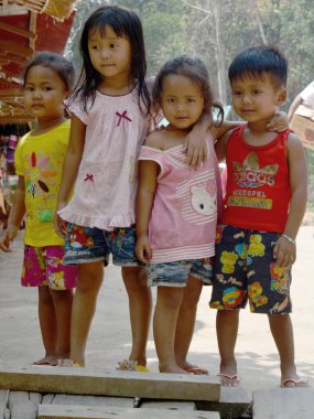 Parktaki bir grup çocuk.