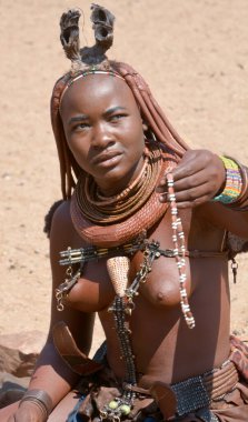 Khorixas, Namibya 09 Ekim 2014: Himba kabilesinden kimliği belirsiz bir kadın. Himba, Güney-Batı Afrika 'nın Kunene bölgesinde, Kuzey Namibya' da yaşayan yerli halktır. 