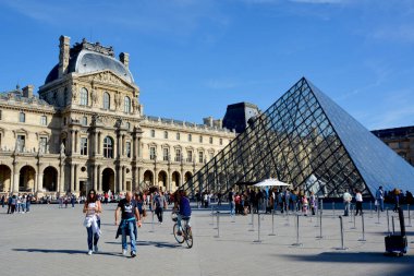 PARIS, FRANCE OCTOBER 20, 2014: Günbatımında Louvre Müzesi 'nde Ters Piramit' in (mimar Pei Cobb Freed) görüntüsü. 8.8 milyon yıllık ziyaretçiyle Louvre, dünya çapında en çok ziyaret edilen müze oldu.. 