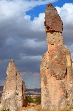 Türkiye 'nin kapadokya' nın en bilinen özelliği muhtemelen kalbinde Goreme 'in peri bacaları ve çevresindeki köylerdir.