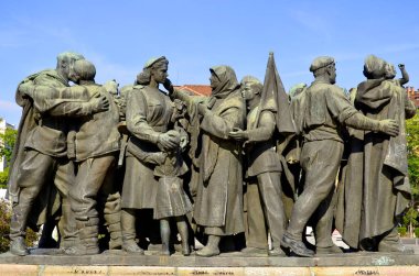 SOFYA, BULGARIA - 23 Eylül 2013 'te Bulgaristan' ın Sofya kentindeki Sovyet Ordusu anıtının ayrıntıları. 1954 yılında inşa edilen anıt Sofya 'nın en büyük parklarından birine komuta ediyor..