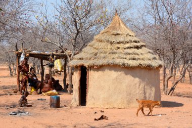 Khorixas, Namibya 09 Ekim 2014: Himba Evi. Himba, Güney-Batı Afrika 'nın Kunene bölgesinde, Kuzey Namibya' da yaşayan yerli halktır. 