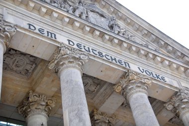 Reichstag binası, Almanya 'nın Berlin şehrinde Alman İmparatorluğu parlamentosu Reichstag' a ev sahipliği yapmak için inşa edilmiş tarihi bir yapıdır..