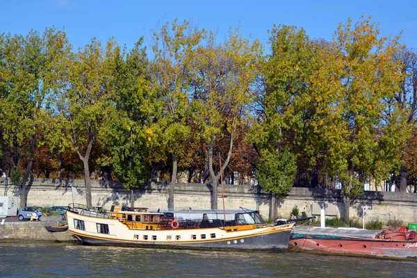 フランス パリ2014年10月20日 パリフランスで2014年10月20日にセーヌ川沿いのボートハウス パリには約1 000隻の屋形船があり 郵便物の住所は船に書かれています — ストック写真