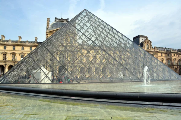 Paříž Francie Října 2014 Pohled Obrácenou Pyramidu Architekt Pei Cobb — Stock fotografie
