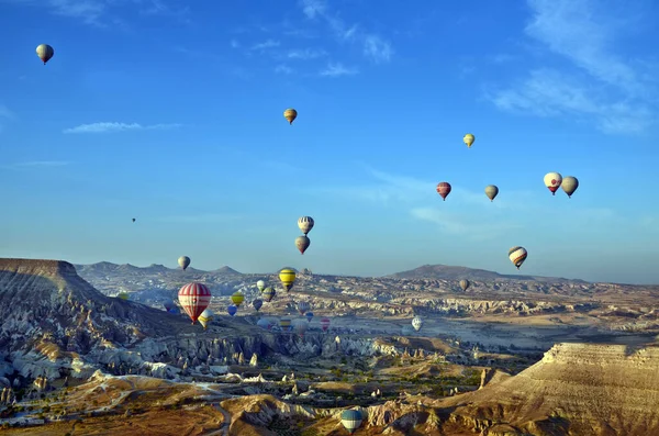 ゴーレム トルコ 10月 カッパドキア上空を飛ぶ熱気球は 10月に熱気球で飛ぶのに最適な場所の一つとして世界中で知られています02 2013年10月2日にトルコのカッパドキアのゴーレムで — ストック写真
