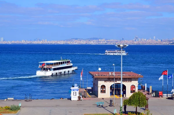Istanbul Turkije Oktober Cruise Ferry Eminonu Port Bij Yeni Cami — Stockfoto