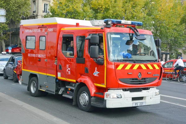 10月16日 2014年10月16日 法国巴黎市中心街道上的消防车 巴黎消防队 Paris Fire Brigade 是一支法国陆军部队 为巴黎提供消防服务 — 图库照片