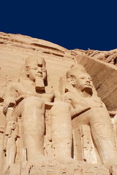 アブシムベル寺院はエジプト南部ヌビアのアブシムベルにある2つの巨大な岩の寺院で ヌビア記念物 として知られるユネスコ世界遺産に登録されています — ストック写真