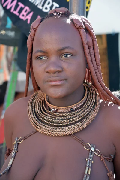 斯瓦科普蒙 纳米比亚 2014 身份不明的女子从辛巴族部落 辛巴族是生活在纳米比亚北部 2014 日西南非洲 Kunene 地区土著人民 — 图库照片