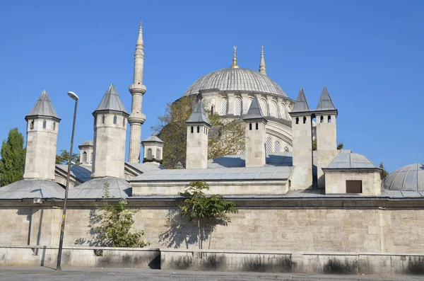 伊斯坦布尔土耳其清真寺 土耳其语 Suleiman Mosque 土耳其语 Suleymaniye Camii 是土耳其伊斯坦布尔一座16世纪的宏伟清真寺 由苏莱曼大帝建造 2013年10月3日 — 图库照片