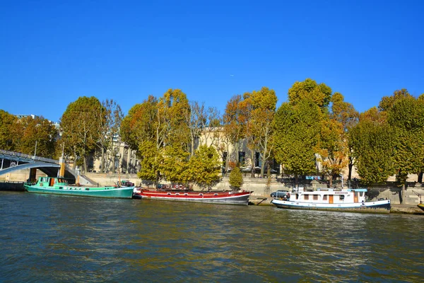 París Francia Octubre Casa Barcos Largo Del Río Sena Octubre —  Fotos de Stock