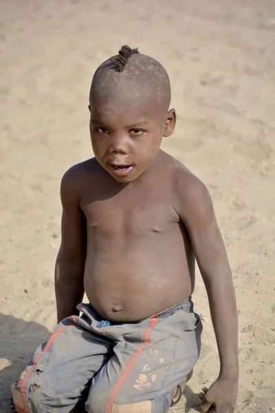 2014年10月9日 2014年10月9日 ナミビアのスワコプムントのモンデサスラムに住む未確認の子供 ナミビアでは約27 の世帯が貧困層に分類されている — ストック写真