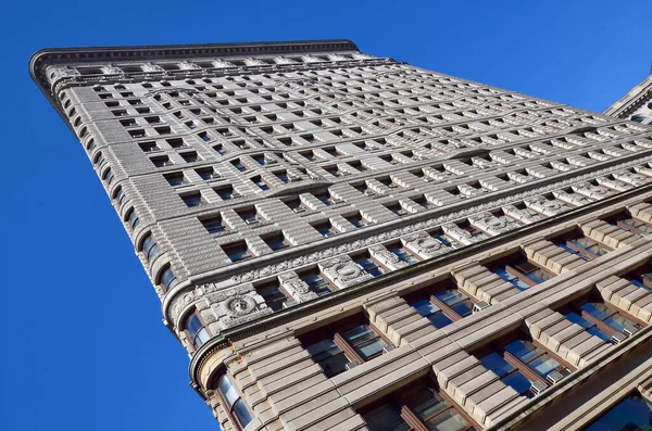 ニューヨーク市 2012年10月28日ニューヨークの歴史的フラットアイアンビルマンハッタンの5番街に位置する象徴的な三角形の建物は1902年に完成しました — ストック写真