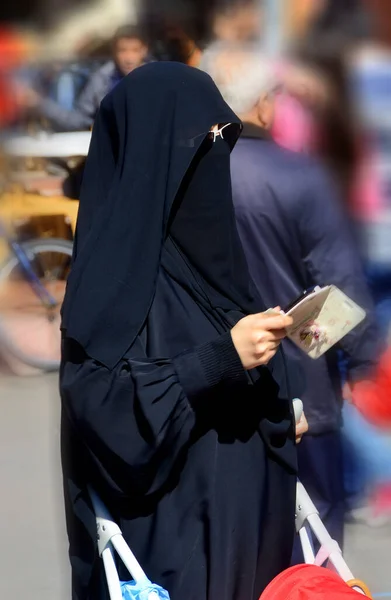 Istanbul Turkey Październik Muzułmańska Zasłonięta Kobieta Sercu Śródmieścia Istambułu Dniu — Zdjęcie stockowe