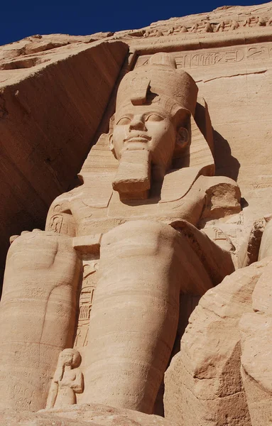 アブシムベル寺院はエジプト南部ヌビアのアブシムベルにある2つの巨大な岩の寺院で ヌビア記念物 として知られるユネスコ世界遺産に登録されています — ストック写真