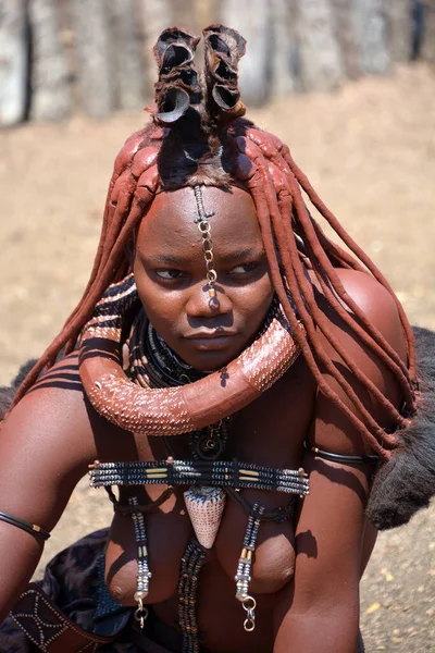 Khorixas, Namibya 09 Ekim 2014: Tanımlanamayan kadın Himba kabilesi. Himba, Güney-Batı Afrika 'nın Kunene bölgesinde, Kuzey Namibya' da yaşayan yerli halktır. 