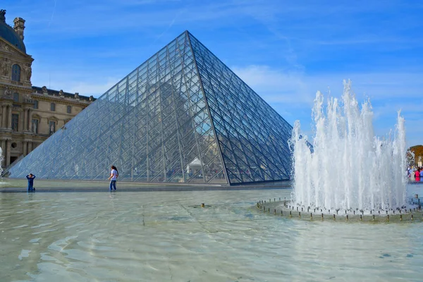 Paříž Francie Října 2014 Pohled Obrácenou Pyramidu Architekt Pei Cobb — Stock fotografie