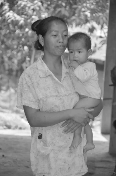 Молодая Мать Сыном Камбодии — стоковое фото