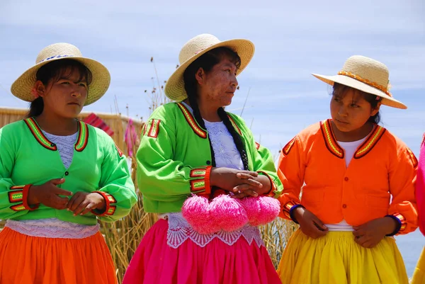 Puno Peru Nov Mulheres Não Identificadas Vestidos Tradicionais Recebem Turistas — Fotografia de Stock