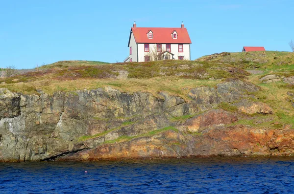 トリニティ ニューファンドランド6月12日 トリニティ ニューファンドランドで2014年6月12日に典型的な漁師の家 郡内には多くの建築物が登録文化財に指定されている — ストック写真