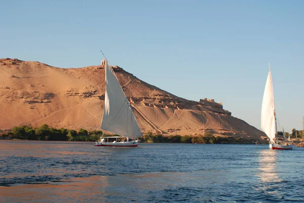 11月25日 Felucca在埃及阿斯旺附近的尼罗河上航行 今天看到的Felucca是在公元前3350年发明的 — 图库照片