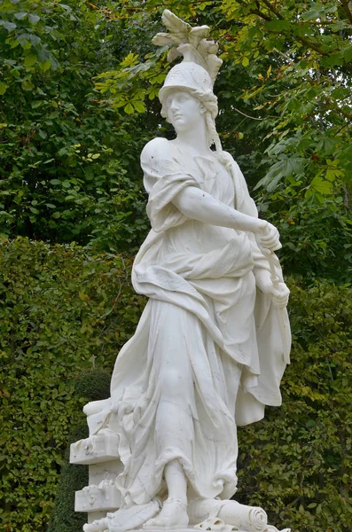 프랑스 베르사이유 궁전의 정원에 조각상 — 스톡 사진