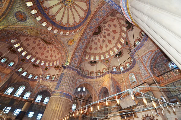 İSTANBUL TURKEY ECTOBER 04: İstanbul, Türkiye 'deki Sultan Ahmed Camii' nin içi, Ekim 04, 2013. Sultan Ahmed Camii (Mavi Cami) İstanbul 'un en popüler turizm beldeleri üzerine.