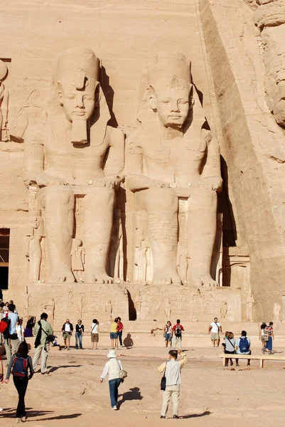Abu Simble Nov 2010年11月25日在阿布辛贝尔神殿的游客人数自2011年1月25日埃及革命以来减少了三分之一以上 — 图库照片