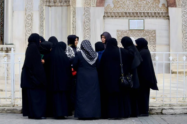 Istanbul Turkey 10月08 2013年10月8日にイスタンブールのダウンタウンの中心部にイスラム教徒のベール女性 トルコ政府はスカーフを公的部門で働くことを禁止した — ストック写真