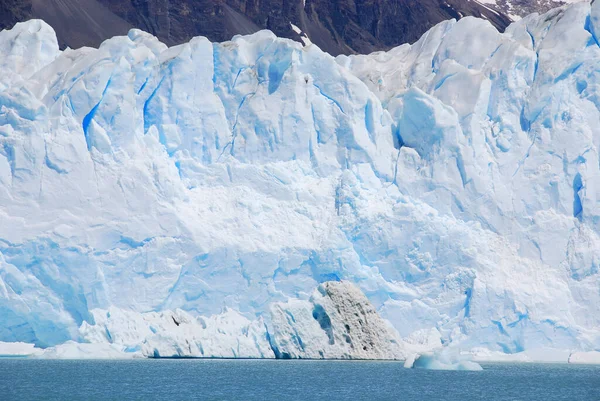 莫雷诺冰川 Perito Moreno Glacier 是位于阿根廷圣克鲁斯省Los Glaciares国家公园的一座冰川 它是阿根廷巴塔哥尼亚最重要的旅游胜地之一 图库图片